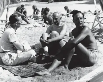  ??  ?? Déjeuner sur le sable. Accompagné de Jean Giroudoux et André Maurois (au centre), au Cap-Ferret, en 1934.