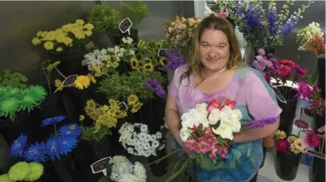  ?? RICK MADONIK PHOTOS/TORONTO STAR ?? Entreprene­ur Jaimie Vander Henne, who has been in the floral business for 17 years, says this is the biggest ceremony she’s done.