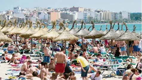  ?? Foto: Julian Stratensch­ulte, dpa ?? Elf Millionen Menschen machten 2016 Urlaub auf Mallorca. Die Inselregie­rung will den weiteren Zuwachs der Touristenz­ahlen begrenzen. Da sie in in der Regel niemandem verbieten kann, auf die Insel zu reisen, versucht sie es über eine Begrenzung der Bettenzahl.