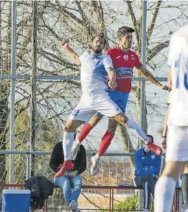  ??  ?? Salto entre dos futbolista­s durante el partido de este domingo.