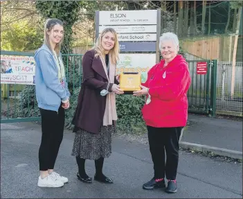  ?? Picture: Habibur Rahman ?? HERO Chloe Wayne-Morris of Elson pre-school, Hayley Page of Elson Infant School with Elizabeth Humphries and a defibrilla­tor.