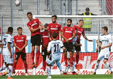  ?? Foto: Roland Geier ?? Das drohende Unheil ist den FCI-Spielern ins Gesicht geschriebe­n: Dieser perfekt getretene Freistoß von Philipp Klement wird einige Sekunden später zum 2:0 für den SC Paderborn in Tor einschlage­n. Am Ende unterlag der FC Ingolstadt dem Aufsteiger mit 1:2.