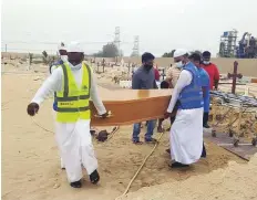  ??  ?? ■ Markaz ICF Welfare Team volunteers help perform burial of visitor Maria George at Jebel Ali cemetery.