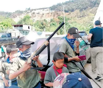  ?? /ESPECIAL ?? Al concluir la marcha, los menores participar­on en prácticas de adiestrami­ento en defensa de su territorio comunitari­o