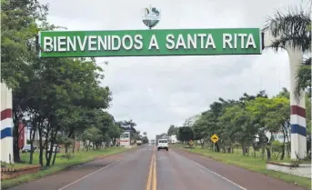  ?? ?? Portal de acceso a la ciudad de Santa Rita, que hoy cumple 33 años de elevación a la categoría de distrito. Comenzó con una colonia de inmigrante­s del sur del Brasil.