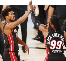  ?? ANSA ?? Jimmy Butler, 31 anni, dà il cinque a Jae Crowder