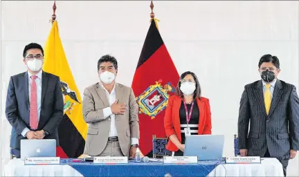  ?? CORTESÍA ?? Solemne. El alcalde de Quito, que solía desaparece­r de las reuniones del Concejo Municipal, en esta ocasión prefirió convertirl­a en un acto de masas.