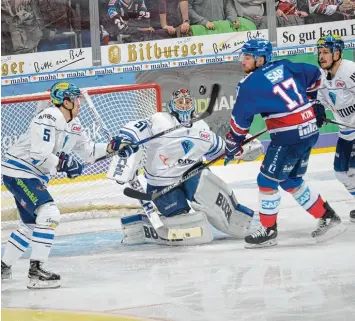  ?? Foto: PIX Sportfotos/Daniel Glaser ?? Den Puck aus den Augen verloren: Der ERC Ingolstadt um (von links) Fabio Wagner, Timo Pielmeier und Petr Taticek verlor ges tern Abend bei den Adler Mannheim (Marcus Kink) mit 1:3.