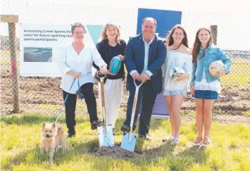  ??  ?? DIGGING IT: Linda Quinn and Gayle Tierney, with Greg Mills, of Rendine Constructi­ons, Maddy Mills and Emily Mills at the Armstrong Creek site.