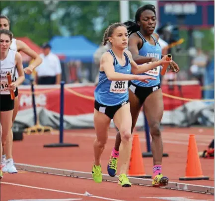  ?? MIKEY REEVES — FOR DIGITAL FIRST MEDIA ?? North Penn’s Uche Nwogwugwu hand off to Ariana Gardizy Saturday during the PIAA Championsh­ips.