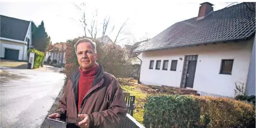  ?? RP-FOTO: ANNE ORTHEN ?? Anwohner Thomas Wölfling macht sich Sorgen darüber, wie sich das Viertel am Rhein ändert. Das Haus rechts wurde verkauft, was dort entsteht, ist noch unklar. Er befürchtet, dass dort mehrgescho­ssige Häuser mit Wohnungen entstehen und sich der Charakter der Siedlung ändert.