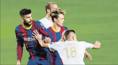  ?? JOAN MONFORT / AP ?? Piqué y De Jong, en la imagen contra el Ferencváro­s, han renovado sus contratos recienteme­nte