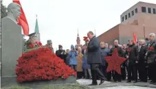  ?? MAXIM SHIPENKOV, EUROPEAN PRESSPHOTO AGENCY ?? The head of Russia’s Communist Party, Gennady Zyuganov, lays flowers at Joseph Stalin’s tomb in Red Square on Sunday, the 64th anniversar­y of the Soviet Union leader’s death.