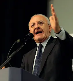  ??  ?? Contrariat­o Il presidente della Giunta regionale, Vincenzo De Luca