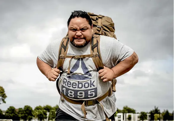  ?? DAVID WHITE / STUFF ?? James Puru-Peri and his 20kg weight vest have been slogging around the streets and hills of Papakura as he sets himself a goal of completing February’s Round the Bays.