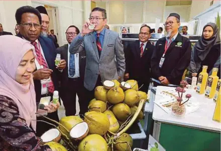  ?? PIC BY SAIFULLIZA­N TAMADI ?? Agricultur­e and Agro-based Industry Minister Datuk Salahuddin Ayub (fourth from right) enjoying a coconut drink at the opening of the 54th Asian and Pacific Coconut Community Session and Ministeria­l Meeting in Petaling Jaya yesterday.