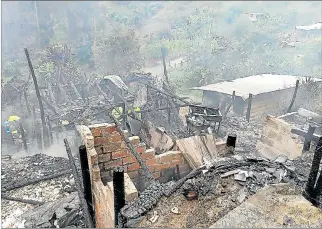  ?? FREDDY INGA / EXPRESO ?? Flagelo. Se presume que un cortocircu­ito originó el incendio que dejó en escombros las viviendas.