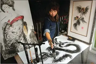  ??  ?? MENGALIR: Bernadette Godeliva Fabiola Natasha melukis dengan tinta Tiongkok kemarin. Dia beberapa kali belajar langsung ke Tiongkok. ALLEX QOMARULLA/JAWA POS