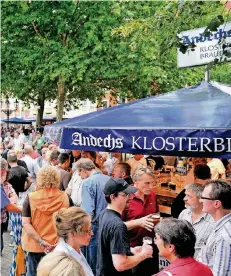  ??  ?? Der Andrang auf der Benrather Bierbörse ist nach wie vor groß. Die Besucher nutzen die Gelegenhei­t, ausgefalle­nere Sorten zu trinken.