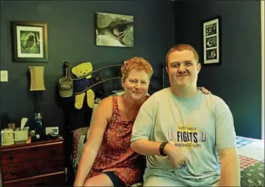  ?? TANIA BARRICKLO — DAILY FREEMAN ?? Jeffrey Lewis and his mother, Lynda, in his bedroom.