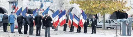  ??  ?? On lève les drapeaux pour La Marseillai­se.