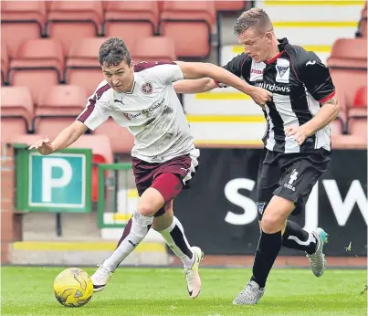  ?? Picture: SNS Group. ?? Dunfermlin­e’s Lee Ashcroft sticks close to Dario Zanatta in the pre-season game with Hearts earlier this month.