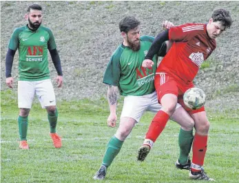  ?? FOTO: STEIDLE ?? Der SV Suppingen (rotes Trikot) trifft an diesem Mittwoch zuhause auf die SG Nellingen. Auf diesem Foto ist der SVS im Derby gegen den SV Feldstette­n zu sehen, das unlängst stattgefun­den hat.