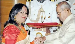  ??  ?? Renowned Bharatanat­yam and Kuchipudi exponent Pratibha Prahlad receives the Padma Shri from President Pranab Mukherjee.