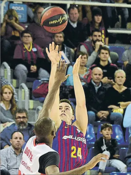  ?? FOTO: MANEL MONTILLA ?? Lanzamient­o de Kyle Kuric. El de Illinois estuvo certero en el tiro exterior y propulsó al equipo con sus primeros triples