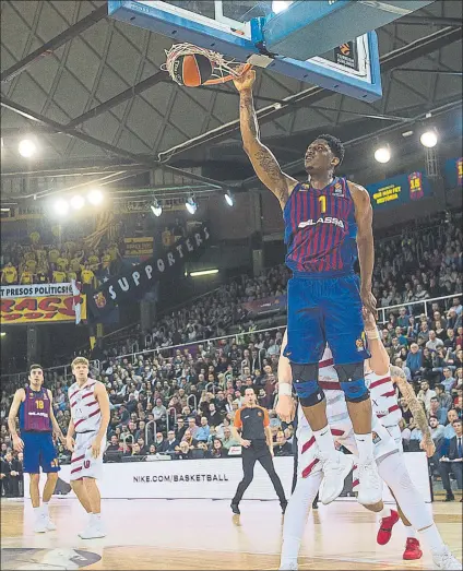  ?? FOTO: PERE PUNTÍ ?? Mate de Seraphin. El Barça mostró consistenc­ia en un partido con protagonis­mo para los reservas