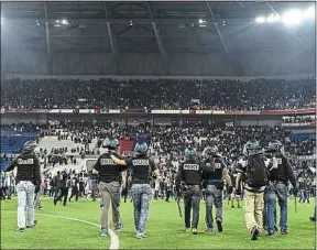  ??  ?? Le coup d’envoi du match a été retardé après que la pelouse a été envahie.