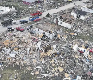  ?? JON CHERRY / REUTERS ?? Casas arrasadas por un tornado en Indiana (EEUU), el pasado mes de abril.