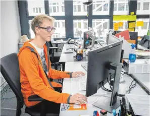 ?? FOTOS: KAROLIN KRÄMER/DPA ?? Christoph Hille liebt an seinem Beruf die Vielseitig­keit. Er macht die Ausbildung zum IT-Systemkauf­mann bei Strato in Berlin.