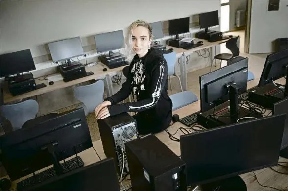  ?? ANA JIMÉNEZ ?? Sandra Sequeiros en un aula del Institut Tecnològic de Barcelona, centro de referencia de estudios digitales de FP en la ciudad