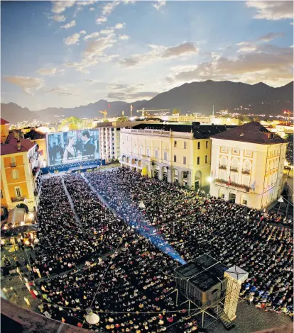  ??  ?? Open-Air-Kino auf einem Hauptplatz mit besonderem Flair: Die Piazza Grande in Locarno kann 8000 Menschen fassen und ist am Nordufer des Lago Maggiore gelegen.