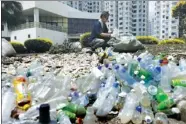  ?? ROY LIU / CHINA DAILY ?? A resident of Heng Fa Chuen on Hong Kong Island on Thursday clears jetsam dumped by floods after Typhoon Hato filled the area with seawater on Wednesday.