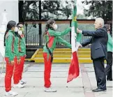  ?? /CORTESÍA@CONADE ?? La atleta Andrea Soraya Ramírez Limón recibió el lábaro patrio