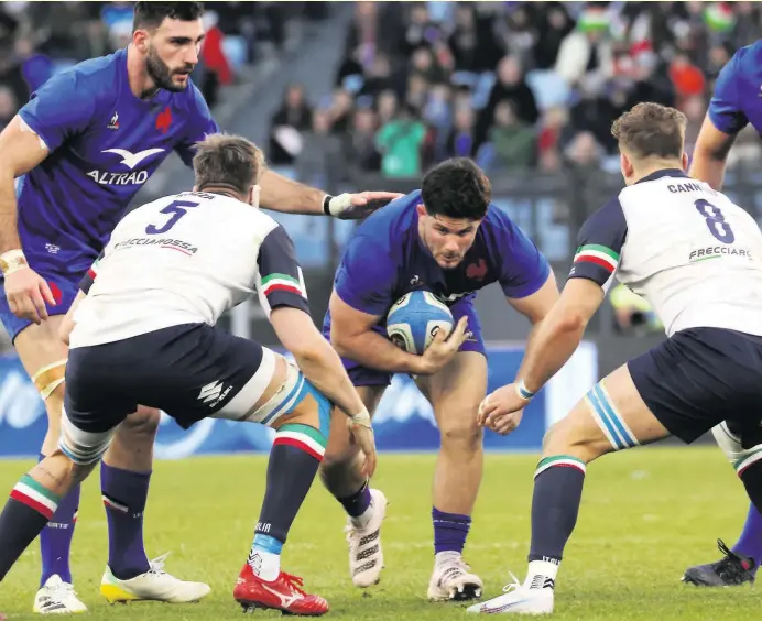  ?? Photo Midi Olympique - Patrick Derewiany ?? Les Bleus de Julien Marchand se sont difficilem­ent sortis du piège tendu par la Squadra Azzura, ce dimanche à Rome. Ils ont néanmoins assuré l’essentiel en réussissan­t à glaner un bonus offensif qui les lance idéalement dans la compétitio­n au niveau comptable. Pour la suite, et notamment le déplacemen­t en Irlande, il faudra montrer tout autre chose pour espérer l’emporter.