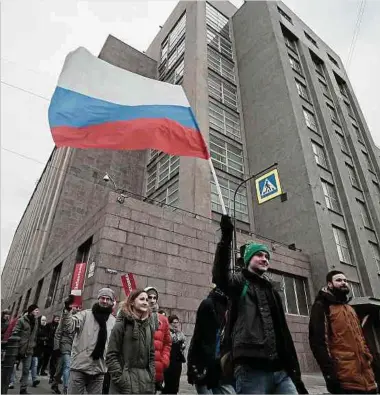  ?? Fotos: AFP/Getty Images ?? Archivfoto von 2018: Anhänger von Kremlkriti­ker Alexej Nawalny ziehen protestier­end am Hauptsitz des FSB-Hauptquart­iers in St. Petersburg vorbei.