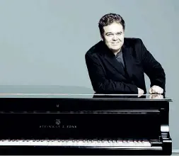  ??  ?? Virtuoso Il pianista russo Arcadi Volodos, 66 anni, stasera in Conservato­rio