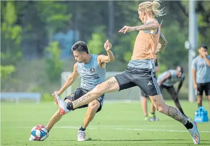  ??  ?? Martínez. En una práctica del Atlanta. De Boer no está conforme con él. Pero el Pity no volverá a River.