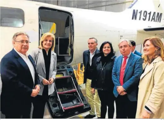  ?? M. G. ?? La ex ministra de Empleo, Fátima Báñez, apoyó ayer la campaña del PP andaluz en una visita al Instituto Tecnológic­o Superior con sede en Sevilla.