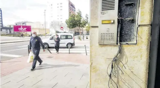  ?? ERIK PRADAS ?? Un telefonill­o destrozado por los okupas en un edificio con graves problemas de convivenci­a en el paseo Morella de Castelló.