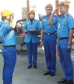  ??  ?? Mohd Hazle Shah (right) and an APM member salute each other before the presentati­on of certificat­e.