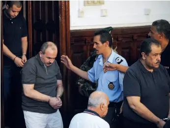  ??  ?? Des membres du clan Trabelsi, belle-famille de Ben Ali, arrivent à leur procès le 10 août 2011 à Tunis.