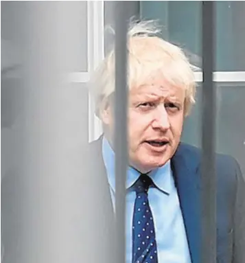  ??  ?? Johnson y Cummings en Downing Street 10 en marzo de 2019