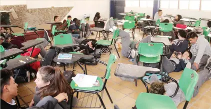  ??  ?? aunque lo tomaron más a la ligera que la vez pasada, los alumnos cumplieron con los protocolos de seguridad