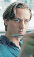  ?? FOTO: NADJA KLIER ?? Tom Schilling spielt den Maler Kurt Barnert. Die Figur ist inspiriert von Gerhard Richter. Der allerdings mochte sich mit „Werk ohne Autor“nicht anfreunden.