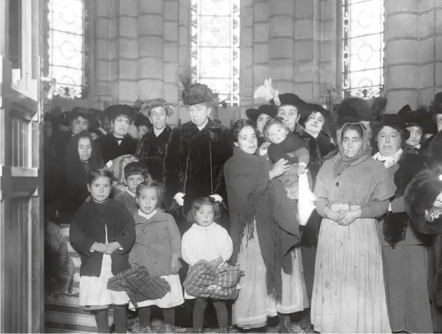  ?? EFE ?? CARIDAD CONTRA EL ATRASO.
En la imagen, tomada en una fecha indetermin­ada en los años 20, la reina María Cristina, madre de Alfonso XIII, participa en un reparto de ropa a personas necesitada­s en la iglesia de la Almudena (Madrid).