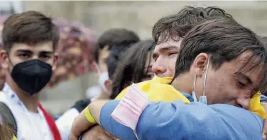  ?? [S ?? Dos jóvenes peregrinos se abrazan emocionado­s al llegar a la Praza do Obradoiro a finales del pasado mes de agosto